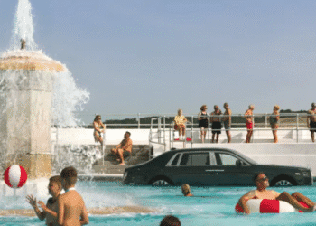 Триб’ют легенді: Rolls-Royce навмисне втопив лімузин за $500 000 у басейні (ВІДЕО)