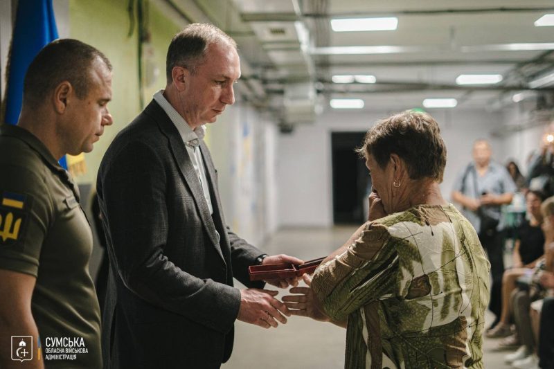 Голова ОВА Олег Григоров передав державні нагороди рідним 24 полеглих воїнів із Сумського району