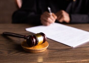 До 5 років позбавлення волі засудили юнака, який у поїзді відібрав пенсію у літньої жінки