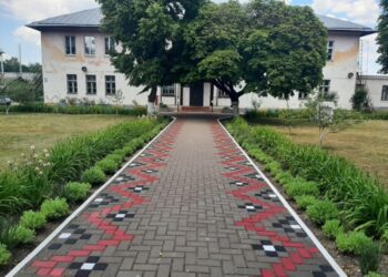 Доріжка з національним орнаментом з’явилася у Шосткинській школі №10