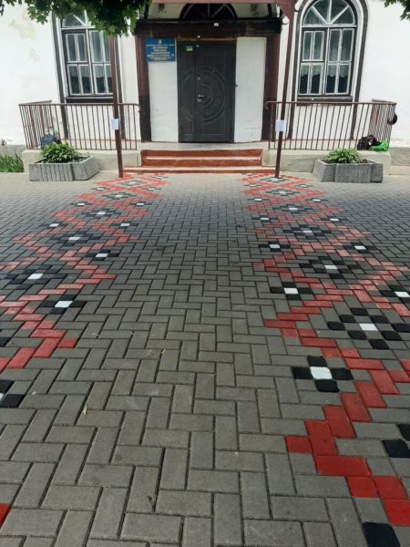 Доріжка з національним орнаментом з&rsquo;явилася у Шосткинській школі №10