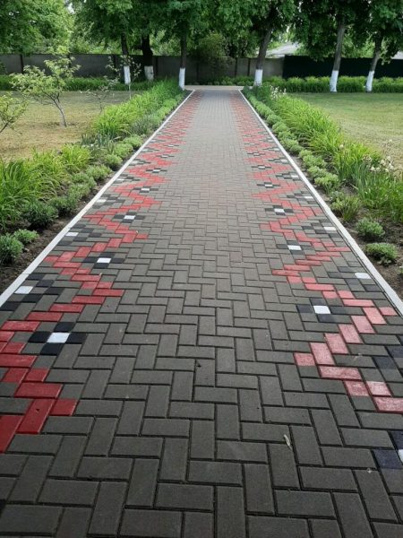 Доріжка з національним орнаментом з&rsquo;явилася у Шосткинській школі №10