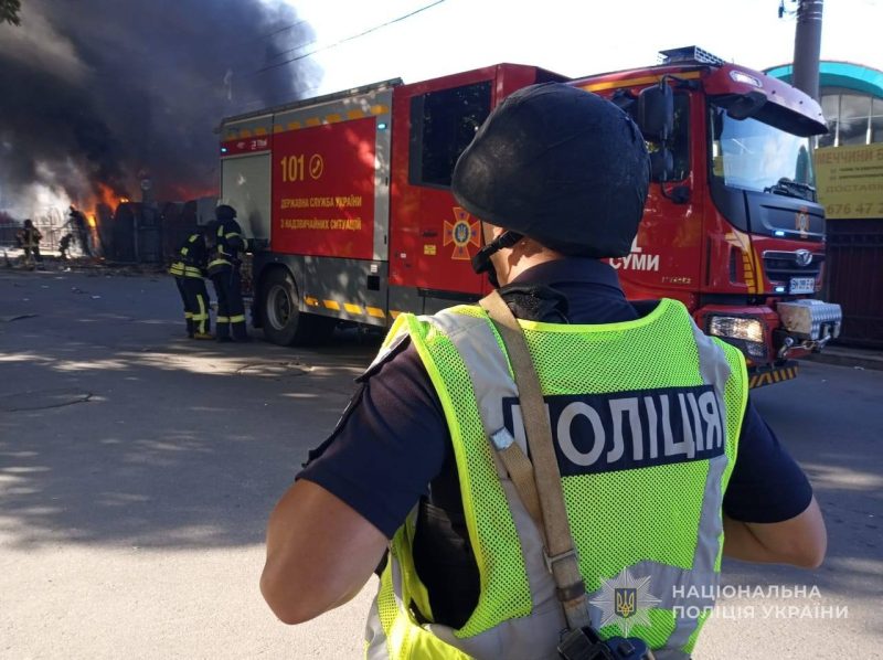 У Сумах поліцейські працюють на місці ворожого удару БпЛА