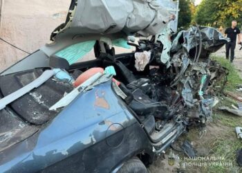 У Шостці чоловіку стало зле за кермом і авто врізалося в паркан: травмовано водія та пасажирку