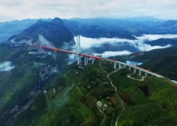 Заради дороги в Китаї розрізали гори та звели найвищий міст (ВІДЕО)