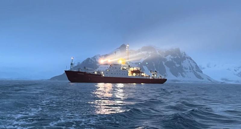 Флот науки і свободи: 4 роки тому над криголамом "Ноосфера" замайорів синьо-жовтий прапор