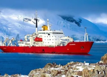 Флот науки і свободи: 4 роки тому над криголамом “Ноосфера” замайорів синьо-жовтий прапор