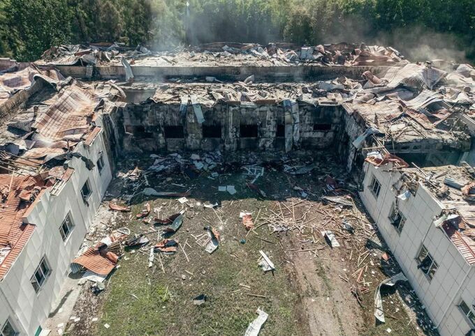 ФОТО. Окупанти зруйнували центр з пляжного волейболу в Сумах