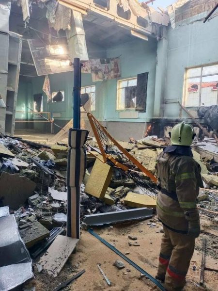 ФОТО. Окупанти зруйнували центр з пляжного волейболу в Сумах