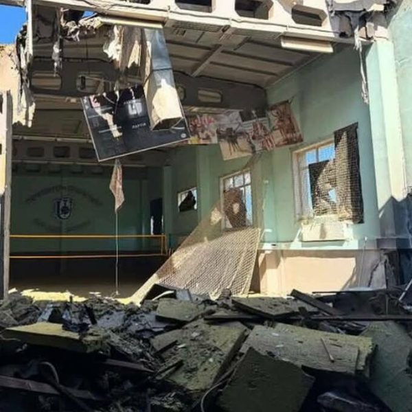 ФОТО. Окупанти зруйнували центр з пляжного волейболу в Сумах