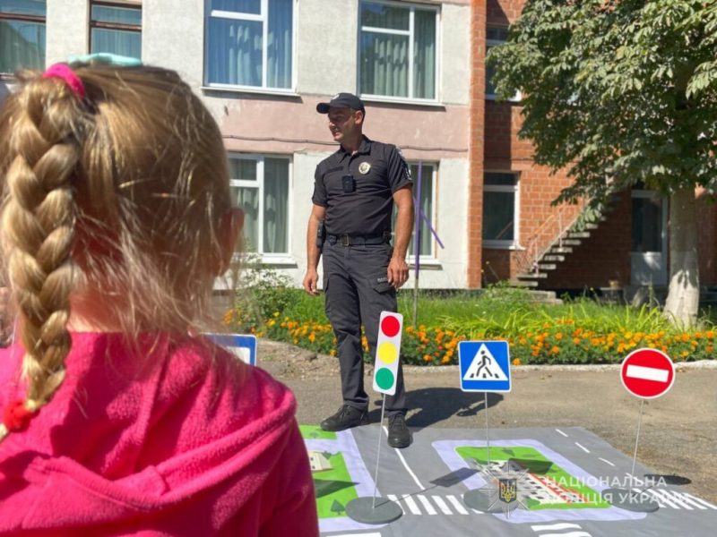 Ювенальні поліцейські Конотопа провели заняття з безпечної поведінки для наймолодших мешканців громади