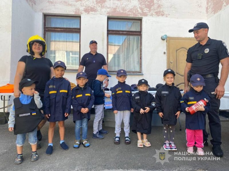 Ювенальні поліцейські Конотопа провели заняття з безпечної поведінки для наймолодших мешканців громади