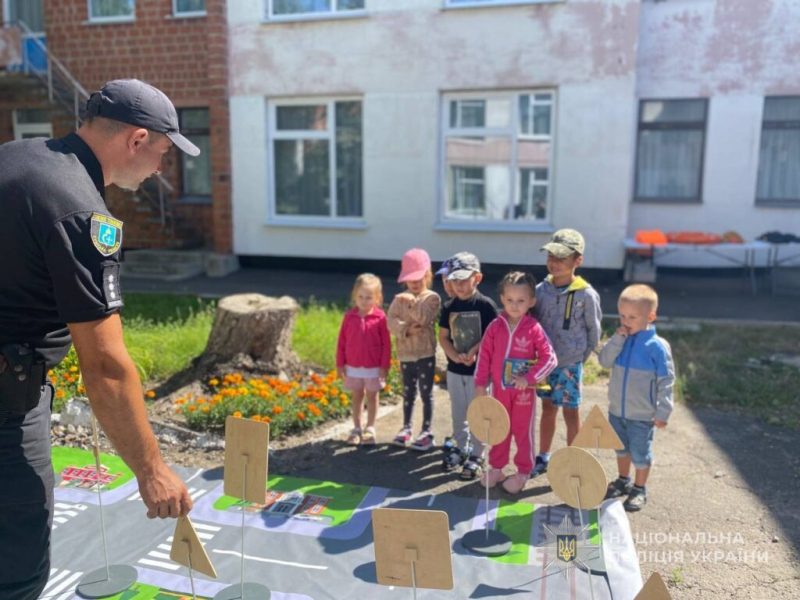 Ювенальні поліцейські Конотопа провели заняття з безпечної поведінки для наймолодших мешканців громади