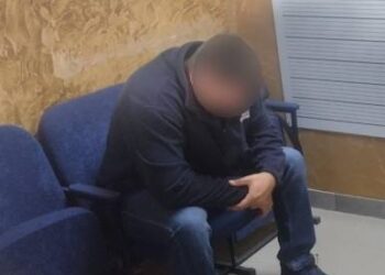 Конотопця, який ударив цеглиною чоловіка та забрав цінні речі, відправили під варту