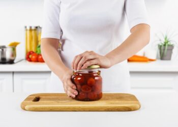 Можуть “вибухнути” або зіпсуватися: які банки з консервацією не можна перевертати