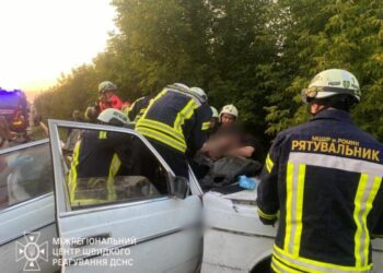 На Роменщині рятувальники деблокували водія з понівеченого авто після ДТП