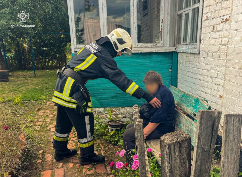 На Сумщині рятувальники допомогли підняти жінку, яка впала у колодязь