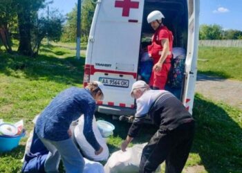 На Сумщині волонтери евакуювали двох останніх жительок села разом із козенятами