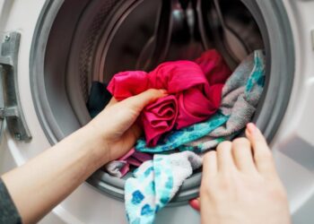 Навіщо господині кладуть вологу серветку в пралку: проста хитрість