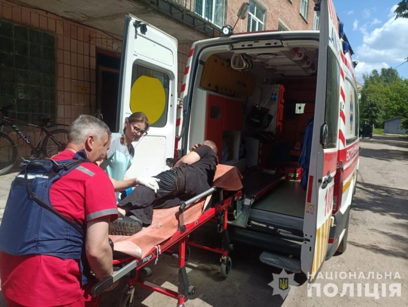 Під час ворожого обстрілу поліцейський Шосткинського РУП врятував тяжкопораненого чоловіка