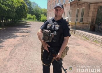 Під час ворожого обстрілу поліцейський Шосткинського РУП врятував тяжкопораненого чоловіка