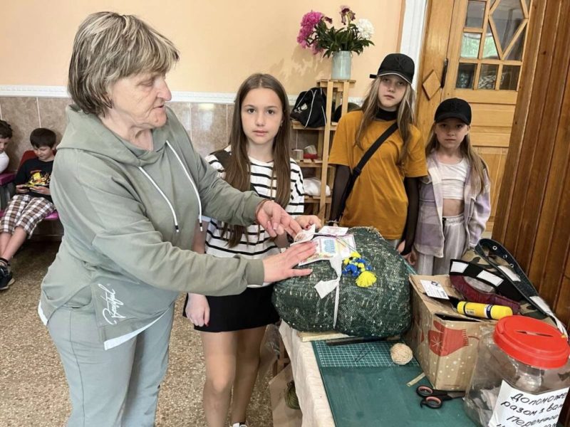 Плели маскувальні сітки, приміряли &ldquo;кікімори&rdquo; та влаштували фотосесію у волонтерському центрі&rdquo;Валькірії Шостки&rdquo;