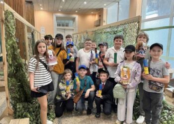 Плели маскувальні сітки, приміряли “кікімори” та влаштували фотосесію у волонтерському центрі”Валькірії Шостки”