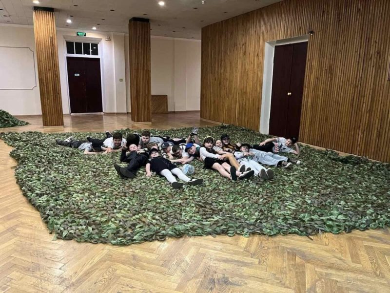 Плели маскувальні сітки, приміряли &ldquo;кікімори&rdquo; та влаштували фотосесію у волонтерському центрі&rdquo;Валькірії Шостки&rdquo;