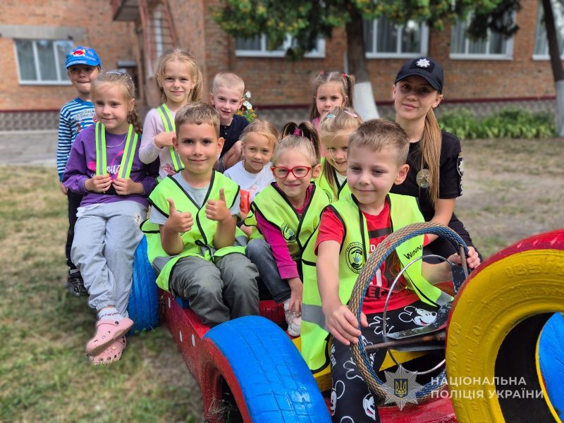 Поліцейські провели заняття з правил дорожнього руху для дошкільнят