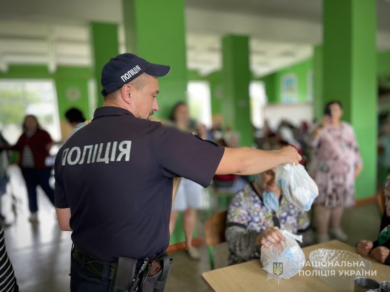 Поліцейські Шостки разом з благодійниками доставили продукти та речі першої необхідності до Свеського психоневрологічного інтернату
