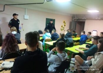 Прапор — символ незламності: у Конотопі поліцейські провели патріотичний захід для дітей