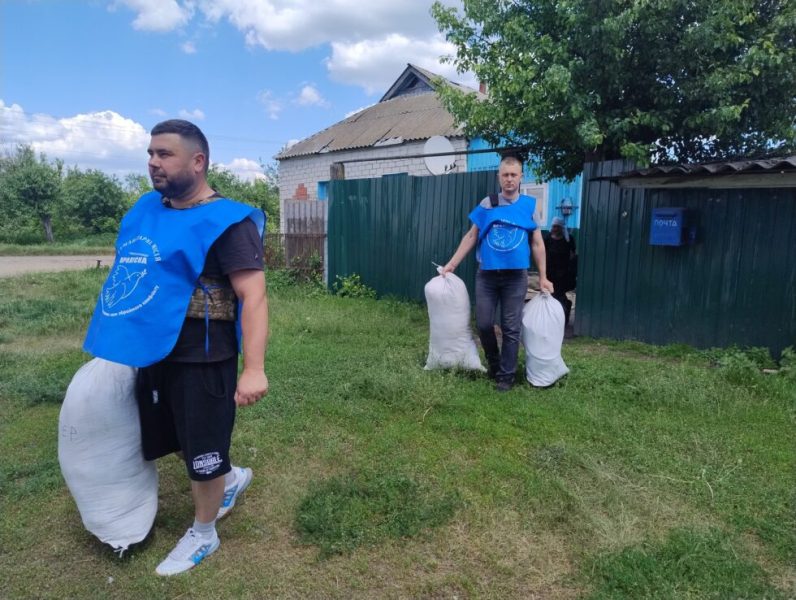 Представники гуманітарного центру “Проліска-Конотоп” спільно з волонтерами евакуювали людей з прикордонних сіл Шосткинського району