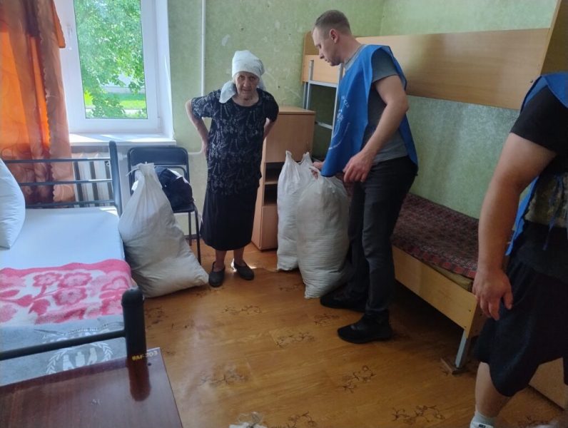 Представники гуманітарного центру “Проліска-Конотоп” спільно з волонтерами евакуювали людей з прикордонних сіл Шосткинського району