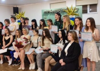 Шосткинська дитяча школа мистецтв випустила 53 учня, з них 42 – з відзнакою за високі творчі досягнення (+фото)