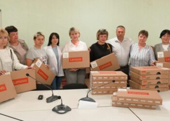 Сім шкіл Охтирки отримали ноутбуки від програми  «Партнерство за Сильну Україну» (FRU-ПСУ)