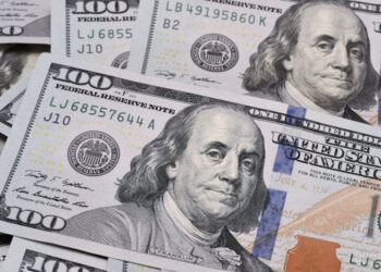 Скільки коштуватимуть 100 доларів в Україні: прогноз до 17 серпня