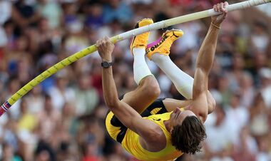 Стрибки з жердиною. Швед Арман Дюплантіс побив світовий рекорд у 13-й раз