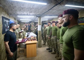 Сумщина: Президент України Володимир Зеленський нагородив воїнів 80-ї бригади та 225-го штурмового полку