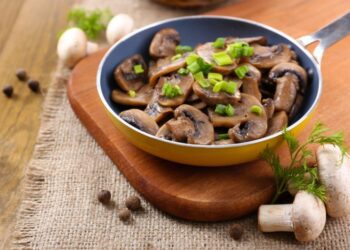 Так смажать гриби мільйони господинь, але це груба помилка: коли потрібно додавати цибулю насправді