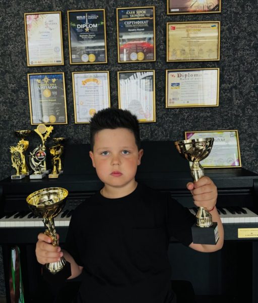 Талановитий учень ІІ класу Шосткинської ДШМ Михайло Жирний отримав декілька яскравих перемог у дитячих творчих змаганнях (+фото)