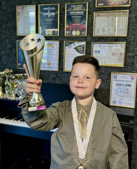 Талановитий учень ІІ класу Шосткинської ДШМ Михайло Жирний отримав декілька яскравих перемог у дитячих творчих змаганнях (+фото)