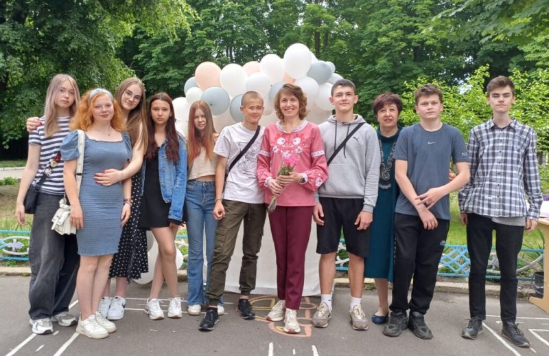 Танцювали вальс, влаштовували веселощі, створювали пам’ятні відео: як у школах Шостки відзначили останній дзвоник (+ відео)