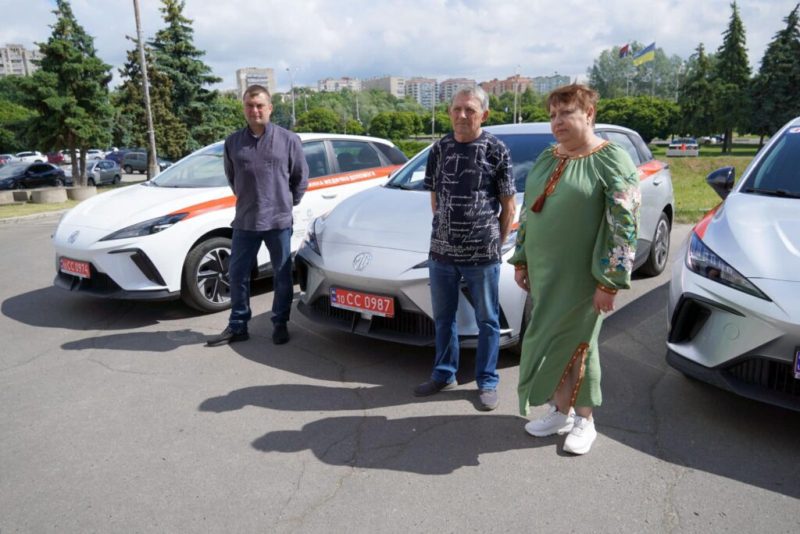 Три громади Сумщини отримали електромобілі для роботи медиків(+фото)