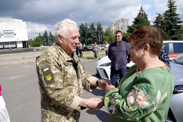 Три громади Сумщини отримали електромобілі для роботи медиків(+фото)