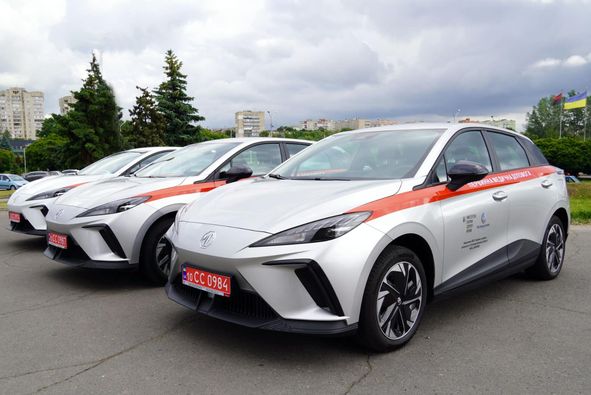 Три громади Сумщини отримали електромобілі для роботи медиків(+фото)