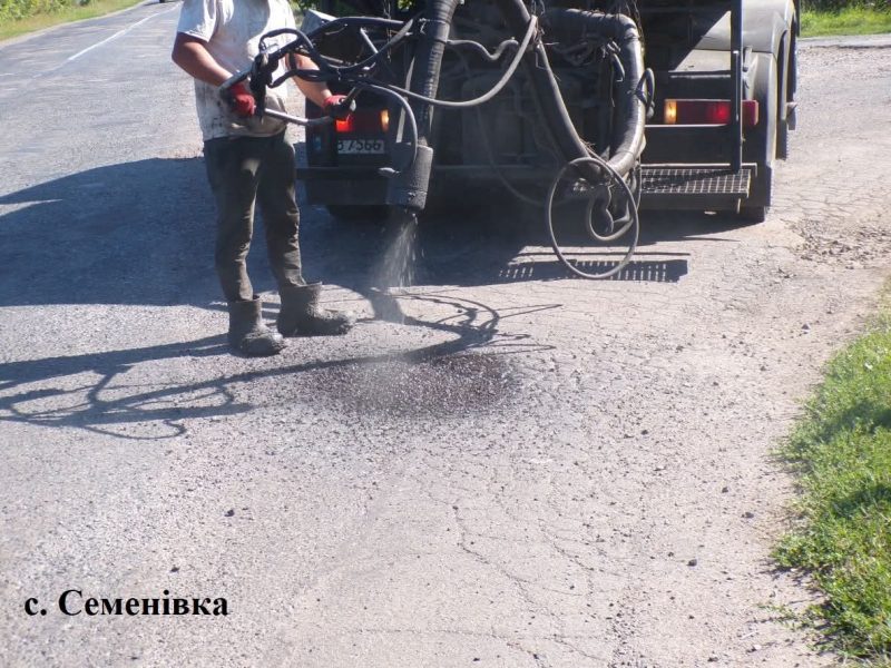 У Липоводолинській громаді триває ямковий ремонт доріг