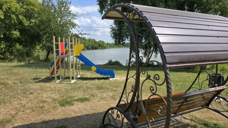 У Підлипному батьки полеглого захисника Павла Васильця облаштували майданчик для відпочинку