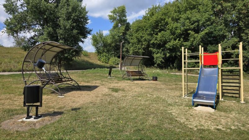 У Підлипному батьки полеглого захисника Павла Васильця облаштували майданчик для відпочинку