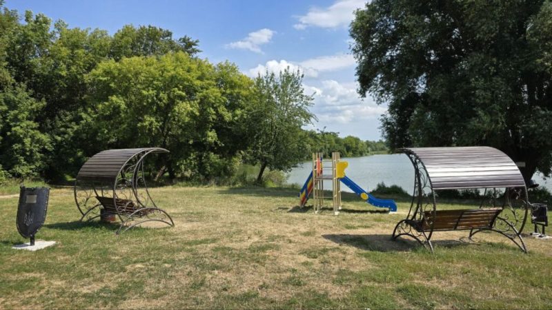 У Підлипному батьки полеглого захисника Павла Васильця облаштували майданчик для відпочинку