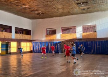 У рамках Тижня пам’яті захисників України в Ромнах пройшов товариський матч із мініфутболу між працівниками поліції та виправної колонії